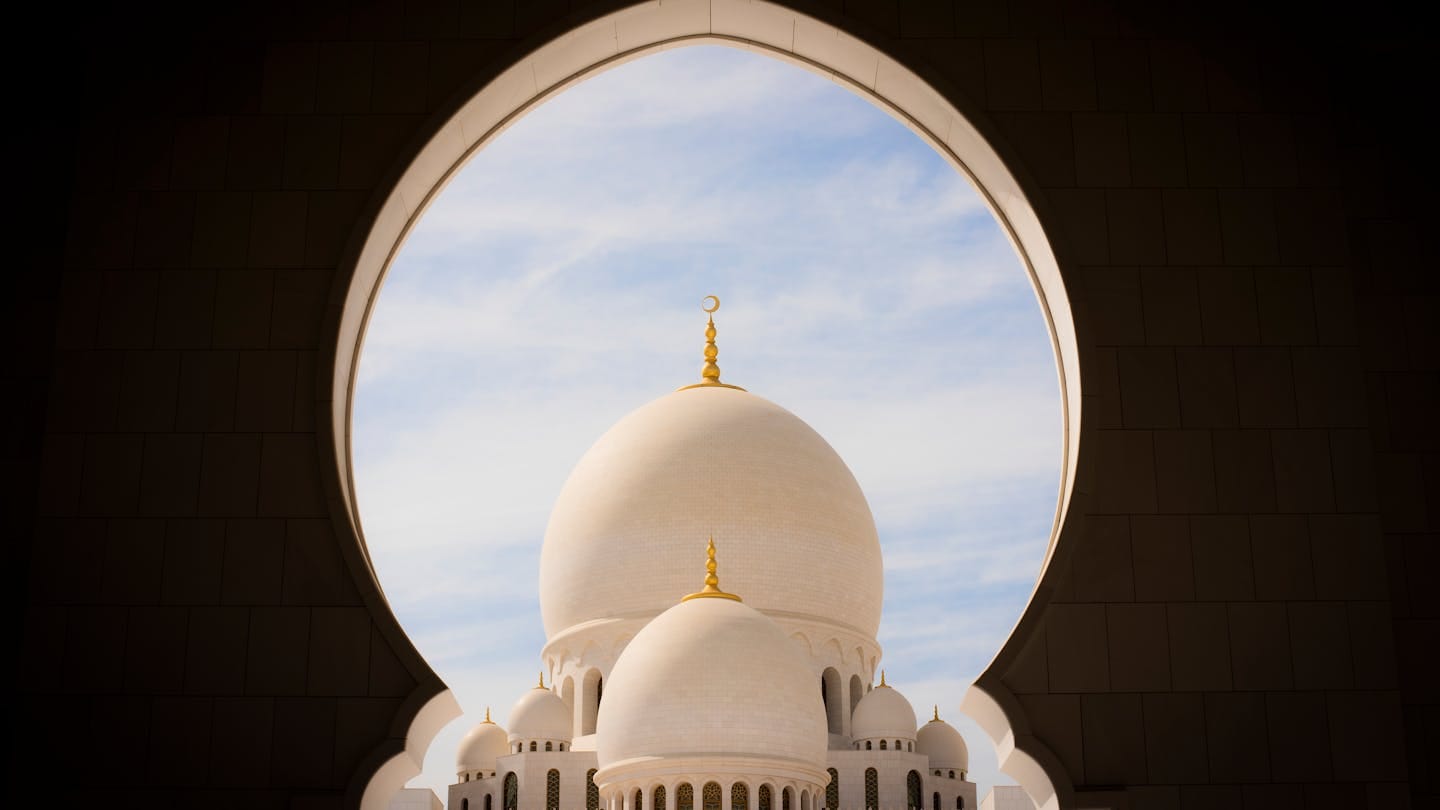 Abu Dhabis skyline med Sheikh Zayed Grand Mosque
